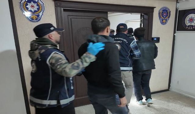 Iğdır'da Göçmen Kaçakçısı ile 9 Düzensiz Göçmen Yakalandı