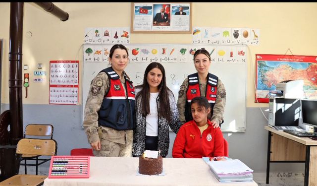 Bingöl’de Jandarmadan Tek Öğrencisi Olan Öğretmene Ziyaret