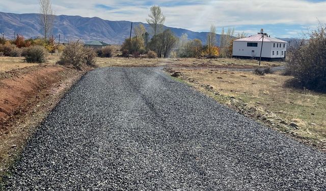 Karlıova’da Köy Yolları Asfaltlandı