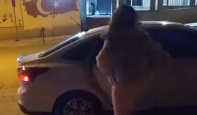 Elazığ’da Kadın Tartıştığı Kişinin Otomobiline Saldırdı