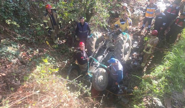 Dereye Düşen Traktörde Sıkışan Yaşlı Adam Vinçle Çıkarıldı