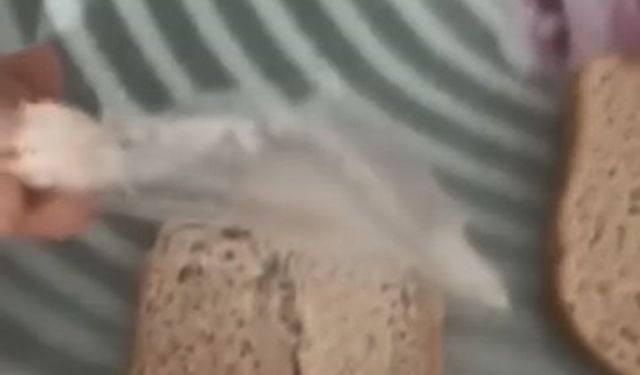 Aldığı Ekmeğin İçinden Poşet Çıktı
