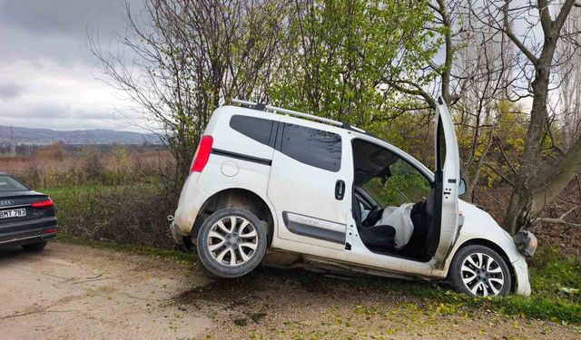 Kontrolden Çıkan Otomobil Ağaca Çarptı 2’si Çocuk 4 Kişi Yaralandı