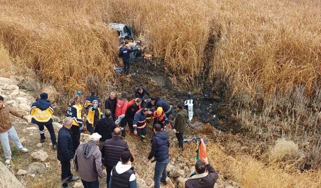 Van’da Otomobil Bataklığa Uçtu: 5 Kişi Yaralandı