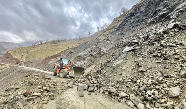 Yağış Sonrası Oluşan Heyelan Yolları Kapattı