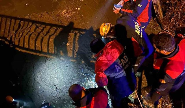 Köprüden Düşen Vatandaş Ekiplerce Dere Yatağından Çıkarıldı