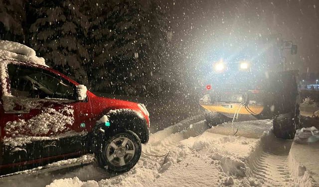 Kara Saplanan Araç Ekiplerin Müdahalesiyle Kurtarıldı