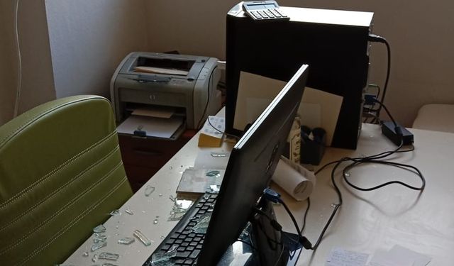 Elazığ’da Aile Sağlığı Merkezine Taşlı Saldırı: Doktora Tehdit Mesajı Bırakıldı