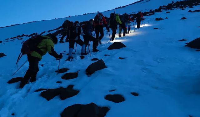 Ağrı Dağı’nda Yoğun Kara Rağmen Tırmanış Sürüyor