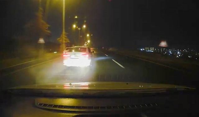 Kaygan Yolda Makas Atan Sürücü Kamerada