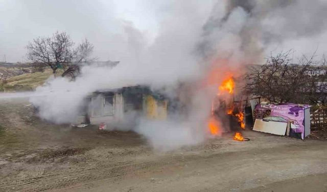 Elazığ’da Odunluk Deposunda Yangın Çıktı