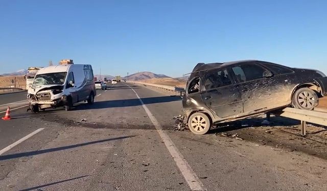 Minibüs İle Otomobil Çarpıştı: 1’i Ağır 3 Yaralı