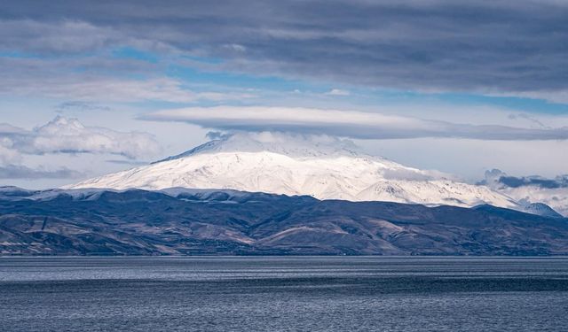 Süphan Dağı Zirvesinde Mercek Bulutu Görsel Şölen Sundu