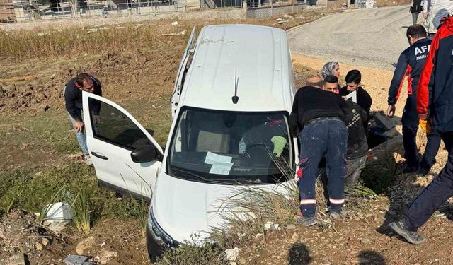 Batman'da Sulama Kanalına Devrilen Hafif Ticari Aracın Sürücüsü Yaralandı