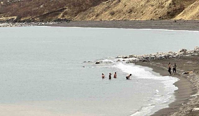 Bitlis'te Yükseklerde Kar Yağışı, Göl Kenarında Yazdan Kalma Manzaralar