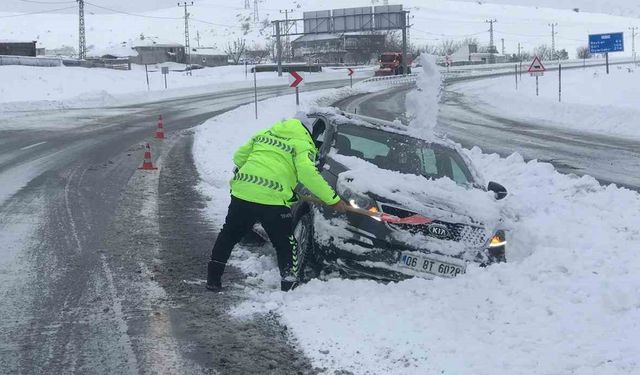 Kara Saplanan Araçları Kurtarmak İçin Polisler Seferber Oldu