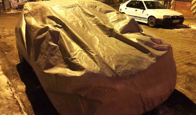 Ardahan'da Sürücülerin Dondurucu Soğuğa Karşı Tedbiri: Branda ve Battaniye!