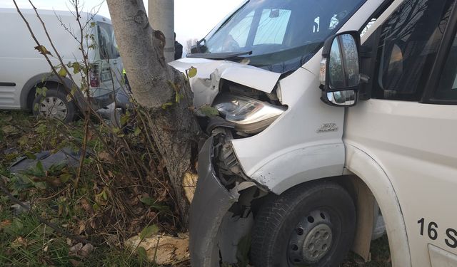 Servis minibüsü ile hafif ticari araç çarpıştı: 11 yaralı