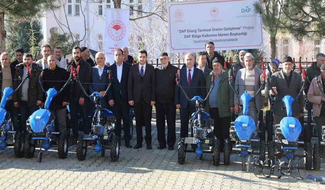 Elazığ'ın İlçesinde Üreticiye 65 Çapa Makinesi Törenle Teslim Edildi