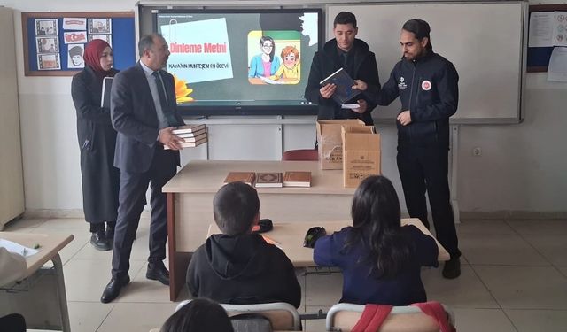 Çıldır'da Öğrenciler Kur'an-ı Kerim Hediyesi