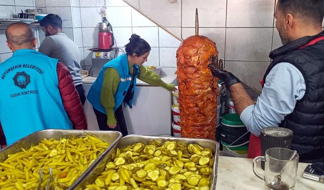 Diyarbakır'da Gıda Denetimleri: Tarihi Geçmiş Yarım Ton Gıda Ürünü İmha Edildi