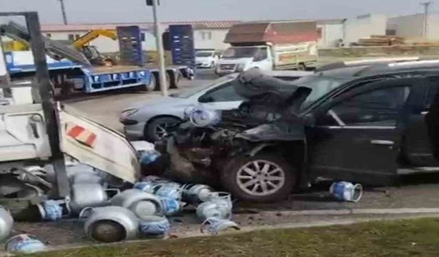Diyarbakır'da Otomobil Tüp Yüklü Kamyonete Çarptı: 1 Yaralı