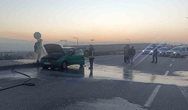 Elazığ'da Seyir Halindeki Otomobilde Yangın