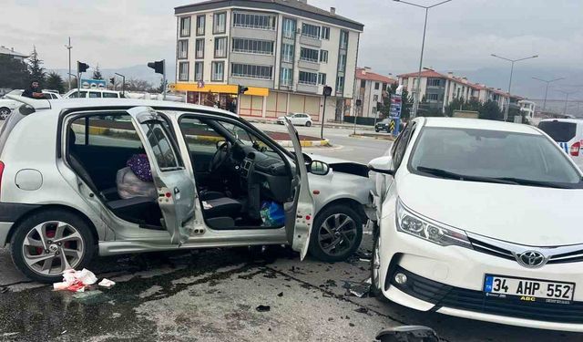 Erzincan'da Trafik Kazası: 2 Yaralı