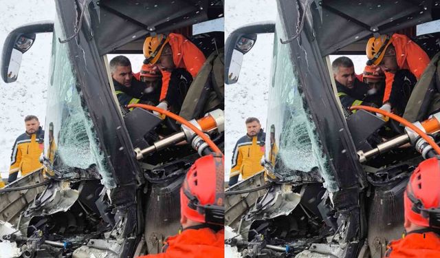 Yolcu Otobüsü Tıra Çarptı: Yaralılar Var