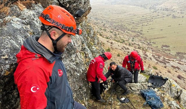 Kayalıkta Mahsur Kalan Keçilerin İmdadına JAK Timi Yetişti