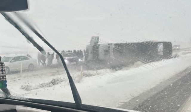 Siirt'te Kamyon Devrildi: 1 Yaralı