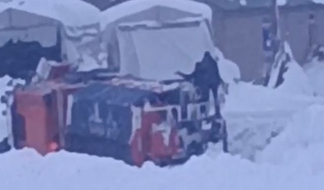 Hakkari'de Kar Küreme Aracı Devrildi