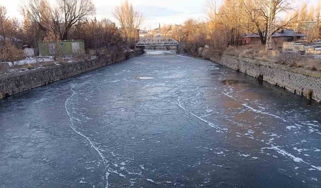 Eksi 15 Derecede Buz Kesti: Kars Çayı Buzla Kaplandı