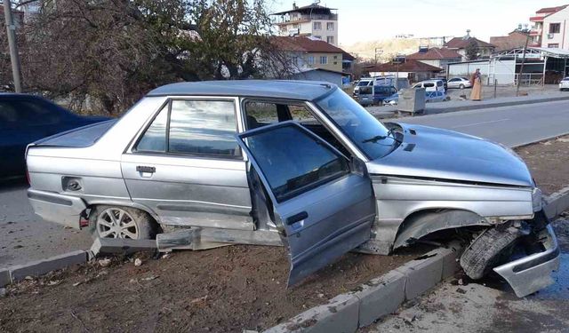 Malatya'da Temizlik Aracıyla Otomobil Çarpıştı: 1 Yaralı