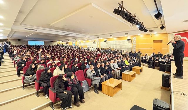Bingöl'de Aile Yılı Kapsamında Öğrenci ve Ailelere Yönelik Konferans