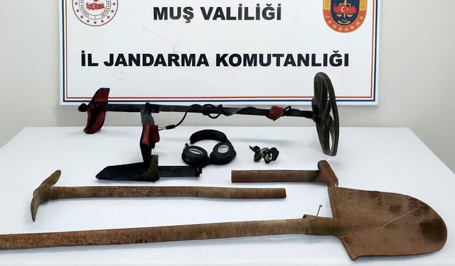 Muş'ta 3 Defineci, Kaçak Kazı Yaparken Yakalandı