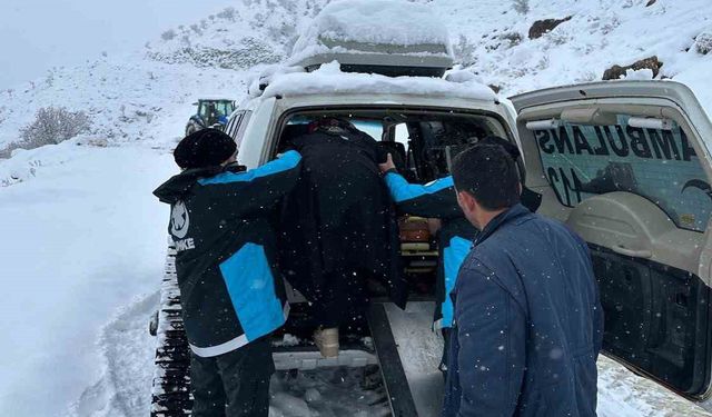 Kardan Yolu Kapanan Köydeki Hastanın İmdadına Paletli Ambulans Yetişti