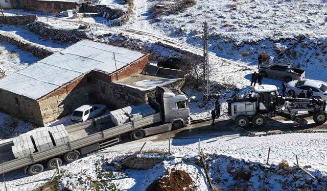 Karda Mahsur Kalan Tırın İmdadına Ekipler Yetişti