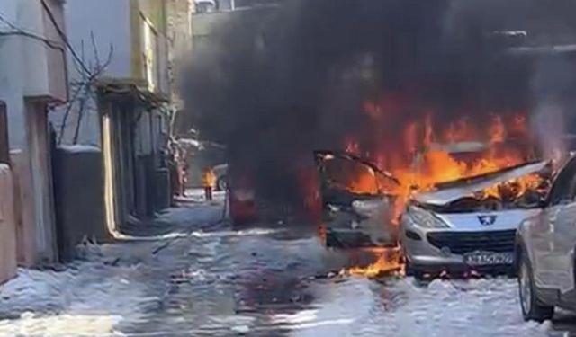 Soğukta Çalışmayan Motoru Zorlayınca Otomobil Alev Aldı