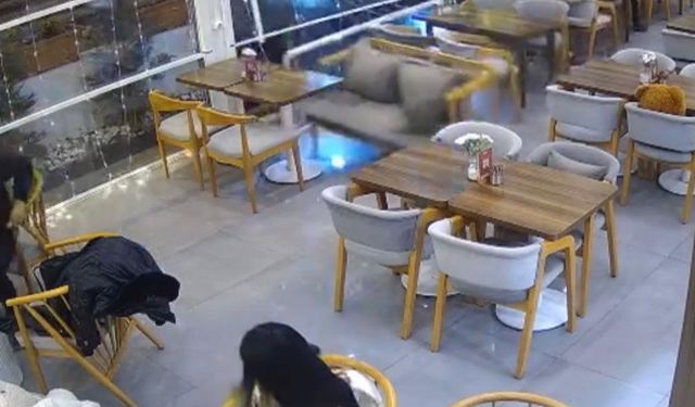 Kontrolden Çıkan Otomobil Kafeteryaya Daldı