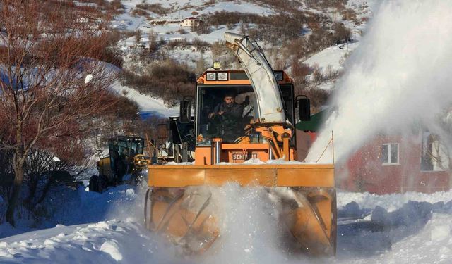 Yoğun Kar Yağışının Ardından Köy Yollarında Çalışmalar Sürüyor