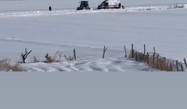 Kara Saplanan Ambulansı Köylüler Traktörle Kurtardı