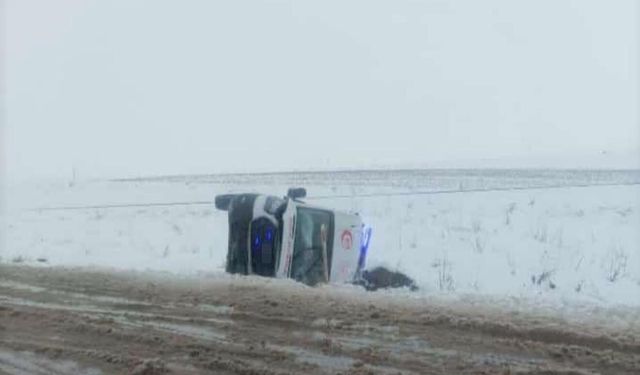 Ambulans Kazası: 3 Sağlık Çalışanı Yaralandı