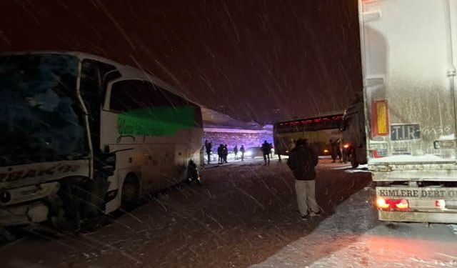 Bingöl’de Yolcu Otobüsü Tıra Çarptı: 3 Yaralı