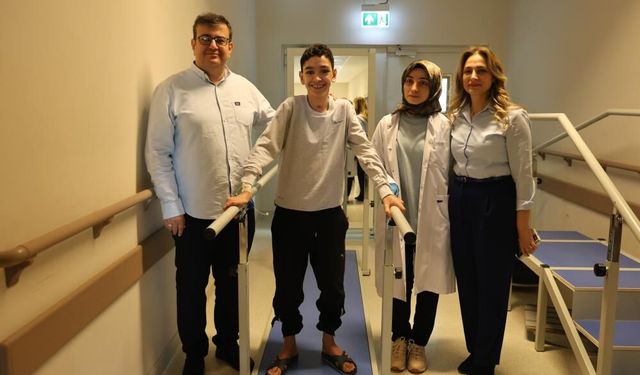 Omurilik İltihaplanması Hastalığına Yakalanan Genç, 2 Yıl Sonra Yürümeye Başladı