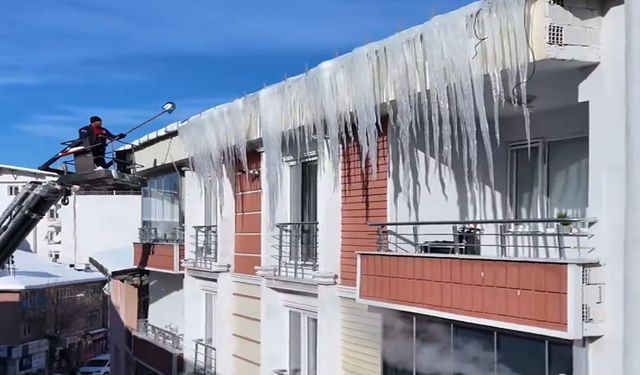 Bingöl’de Çatılarda Oluşan Buz Sarkıtlarıyla Mücadele
