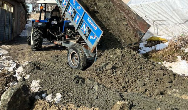 Diyarbakır'da Vatandaşlar İmece Usulüyle Yol Yaptı