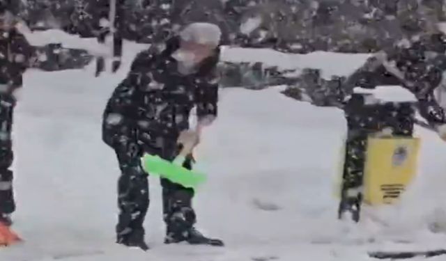 Bingöl'ün İlçesinde Kar Mücadelesine Başkan da Katıldı