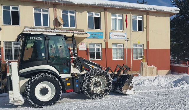 Genç'te Okul Bahçelerindeki Karlar Kaldırılıyor