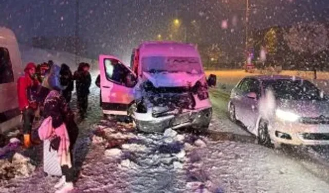 Bingöl’de Minibüs Tıra Çarptı: 10 Yolcu Yaralandı